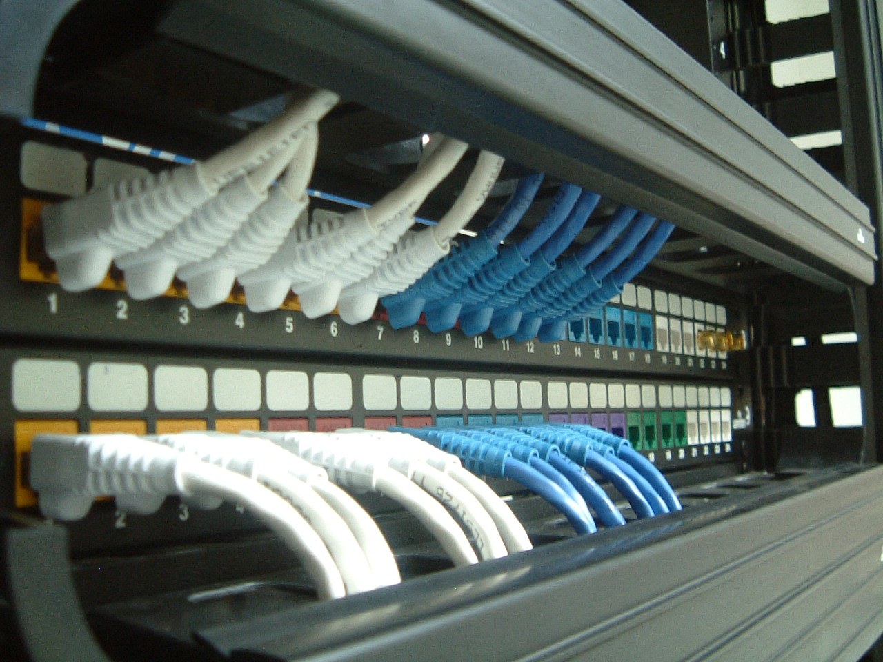 机房理线与系统集成 构建高效可靠的商务信息与语音通信基础